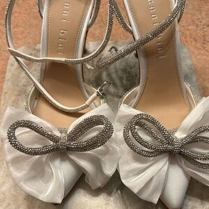 Gianni Bini White and Silver Bow Heels